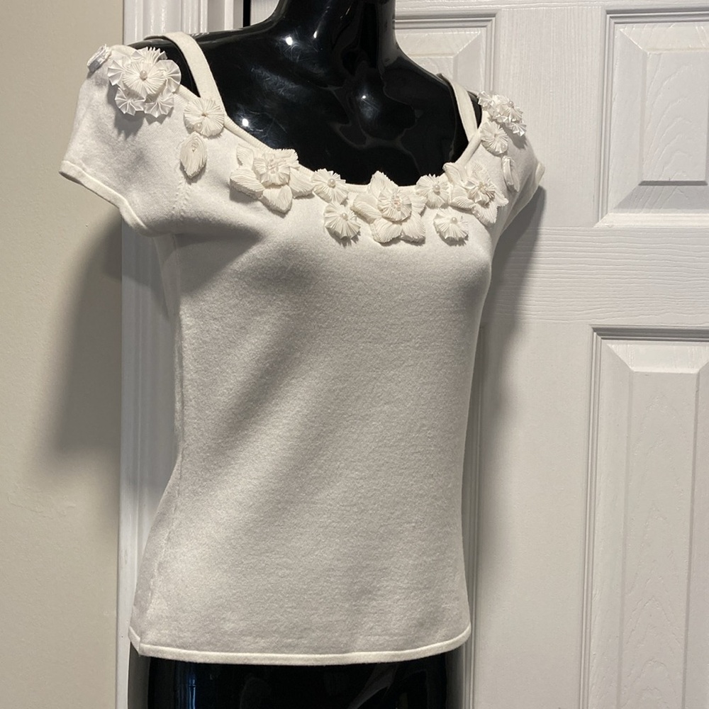 MK SOLO White Cold Shoulder Cap Sleeve Floral Accent Pearl Beaded Top - Sz L